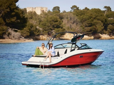 Exposition de la gamme SEA RAY SPX nouvelle g�n�ration visible en agence